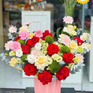 Bình hoa hồng đỏ kết hợp vàng kem và đồng tiền hiện đại