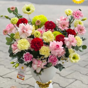 Bình hoa hồng kết hợp cẩm chướng và đồng tiền đa sắc
