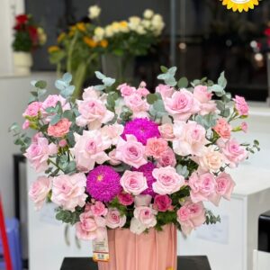 Bình hoa hồng pastel phối cúc mẫu đơn tím hồng
