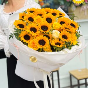 Bó Hoa Hướng Dương Phối Hoa Hồng Vàng Và Trắng
