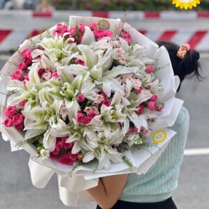 Bó Hoa Ly Trắng Phối Nụ Hoa Hồng Sang Trọng