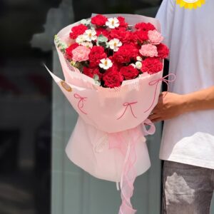 Bó hoa cẩm chướng đỏ phối hồng pastel ngọt ngào