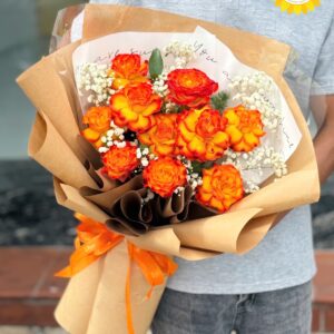 Bó hoa hồng cam lửa kết hợp giấy gói kraft mộc mạc