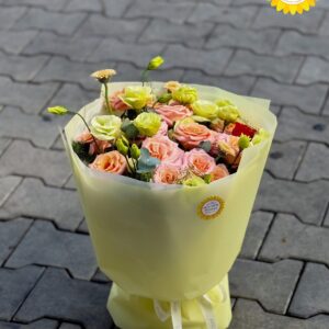 Bó hoa hồng cam pastel phối cát tường vàng dáng Hàn Quốc
