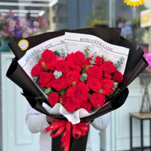 Bó hoa hồng đỏ kết hợp giấy gói đen sang trọng