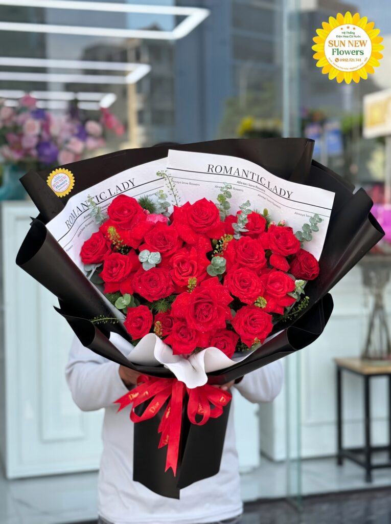 Bó hoa hồng đỏ kết hợp giấy gói đen sang trọng