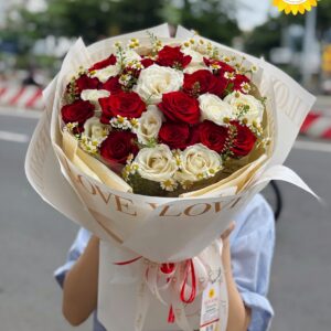 Bó hoa hồng đỏ kết hợp hồng trắng phối cúc họa mi