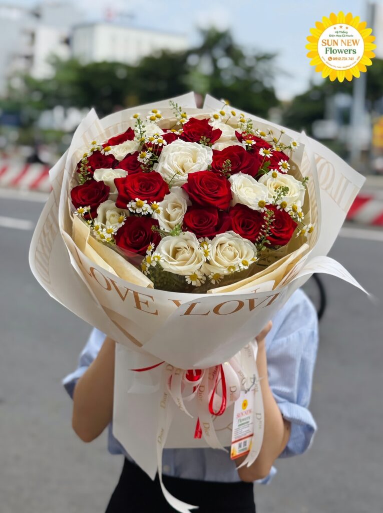 Bó hoa hồng đỏ kết hợp hồng trắng phối cúc họa mi