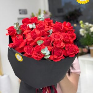 Bó hoa hồng đỏ lớn gói giấy đen cao cấp