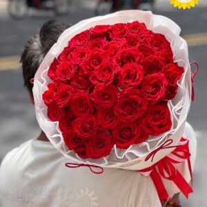 Bó hoa hồng đỏ nhung kết hợp giấy gói trắng viền ren