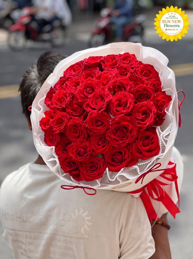 Bó hoa hồng đỏ nhung kết hợp giấy gói trắng viền ren