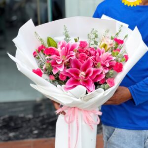 Bó hoa ly hồng kết hợp hoa hồng và cẩm chướng sang trọng