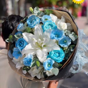 Bó hoa ly trắng kết hợp hồng xanh dương độc đáo