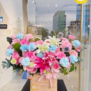 Giỏ hoa cẩm chướng xanh phối hoa hồng và ly nhiều màu