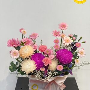 Giỏ hoa cúc mẫu đơn phối đồng tiền hồng hiện đại