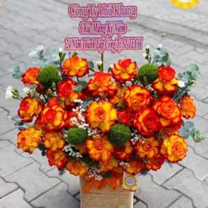 Giỏ hoa hồng cam đỏ cắm giỏ mây hiện đại cao cấp