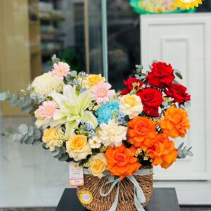 Giỏ hoa hồng cam đỏ kết hợp đa sắc hiện đại