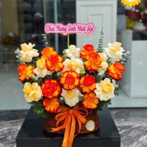Giỏ hoa hồng cam đỏ phối vàng cắm giỏ mây nâu hiện đại