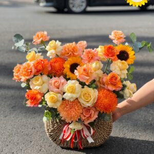 Giỏ hoa hồng cam mix hướng dương và cúc cam rực rỡ