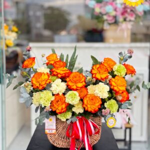 Giỏ hoa hồng cam viền đỏ phối cẩm chướng rực rỡ