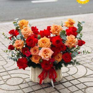 Giỏ hoa hồng đỏ kết hợp cam đào hiện đại