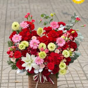 Giỏ hoa hồng đỏ kết hợp cát tường và đồng tiền