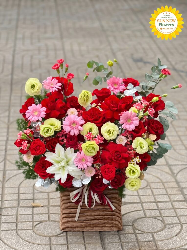 Giỏ hoa hồng đỏ kết hợp cát tường và đồng tiền