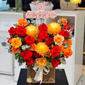 Giỏ hoa hồng đỏ kết hợp cúc mẫu đơn và hoa hồng cam sang trọng