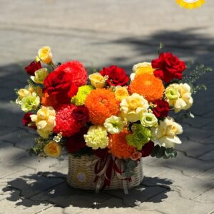 Giỏ hoa hồng đỏ kết hợp cúc mẫu đơn và hoa hồng vàng