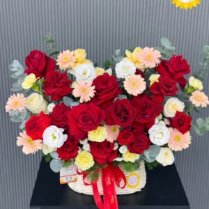 Giỏ hoa hồng đỏ kết hợp đồng tiền và cát tường