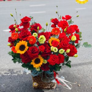 Giỏ hoa hồng đỏ kết hợp hướng dương rực rỡ
