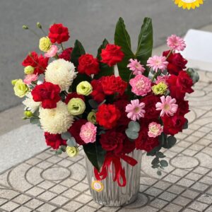 Giỏ hoa hồng đỏ kết hợp cúc mẫu đơn và đồng tiền nổi bật