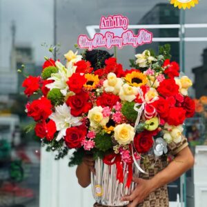 Giỏ hoa hồng đỏ kết hợp hướng dương và hoa ly sang trọng