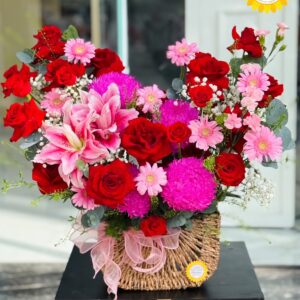 Giỏ hoa hồng đỏ kết hợp ly hồng và cúc mẫu đơn