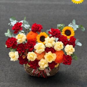Giỏ hoa hồng đỏ mix hướng dương và cúc cam rực rỡ