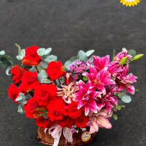 Giỏ hoa hồng đỏ mix ly hồng cắm giỏ mây tự nhiên