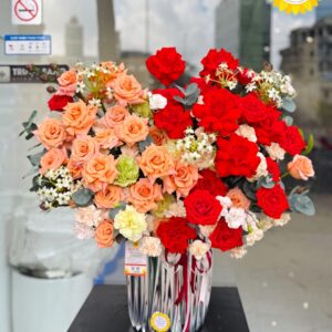 Giỏ hoa hồng đỏ phối cam đào cắm chậu bạc sang trọng
