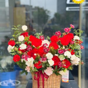Giỏ hoa hồng đỏ phối cát tường trắng sang trọng