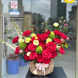 Giỏ hoa hồng đỏ phối xanh lá thiết kế sang trọng