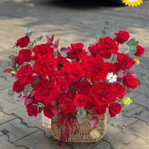 Giỏ hoa hồng đỏ rực rỡ cắm giỏ mây tự nhiên