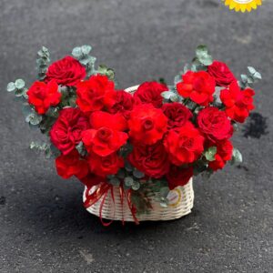 Giỏ hoa hồng đỏ tươi cắm giỏ mây trắng