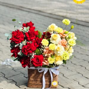 Giỏ hoa hồng đỏ và hồng vàng mix phối màu hiện đại