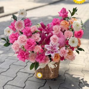 Giỏ hoa hồng mix ly hồng và đồng tiền hiện đại
