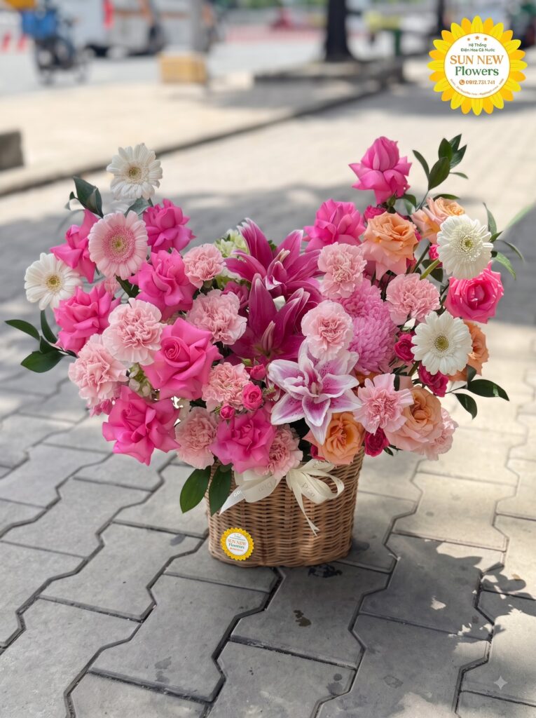 Giỏ hoa hồng mix ly hồng và đồng tiền hiện đại