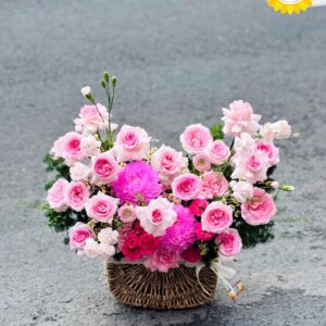 Giỏ hoa hồng pastel phối cúc hồng ngọt ngào