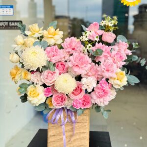 Giỏ hoa hồng pastel phối cúc mẫu đơn sang trọng