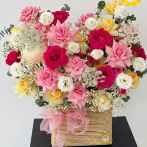 Giỏ hoa hồng pastel phối đỏ và cát tường hiện đại