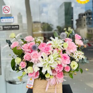 Giỏ hoa hồng pastel phối hoa ly trắng lãng mạn