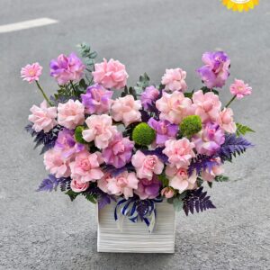 Giỏ hoa hồng pastel phối tím cắm giỏ sứ trắng hiện đại cao cấp