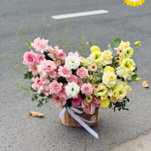 Giỏ hoa hồng pastel phối vàng kem hai màu độc đáo